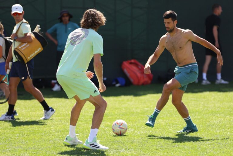 <p>Tsitsipas e Djokovic disputaram partida de futebol em Indian Wells (Foto: Clive Brunskill/Getty Images via AFP)</p>
