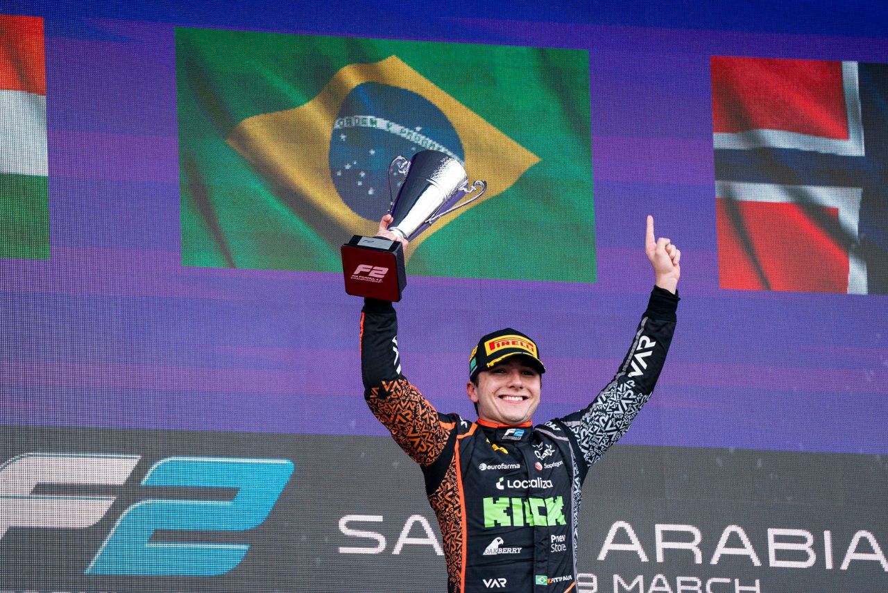 Piloto Enzo Fittipaldi no pódio do GP da Arábia Saudita da Fórmula 2