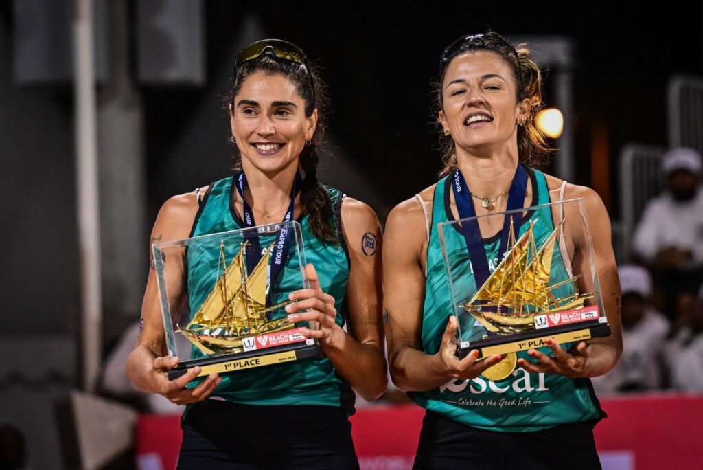 Bárbara Seixas e Carol Solberg com taças do Elite16 Doha do Circuito Mundial de Vôlei de Praia
