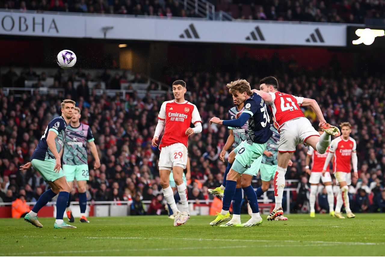Vitória do Arsenal sobre Brentford rendeu a liderança da Premier League (Foto: Reprodução)