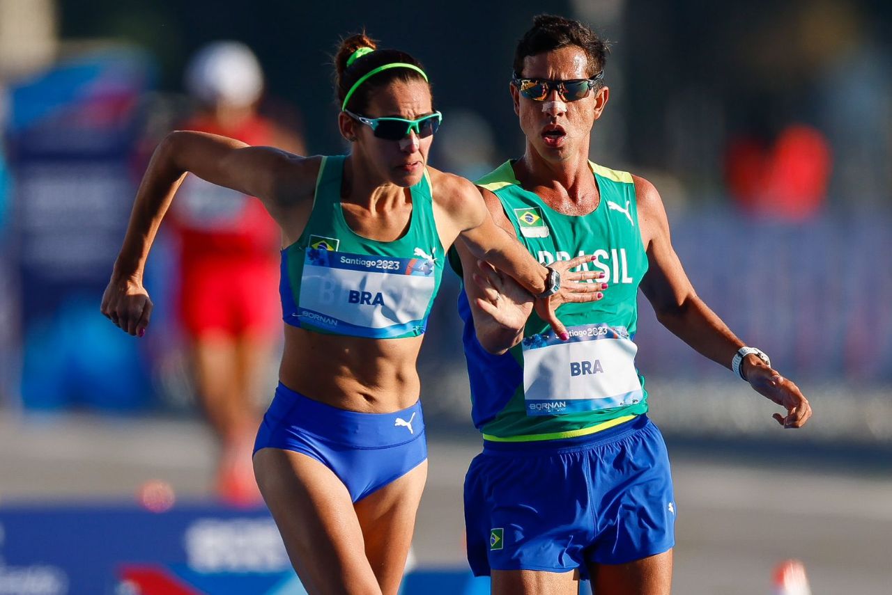 Viviane Lyra e Caio Bonfim em prova da Marcha Atlética no Pan-Americano de Santiago 2023