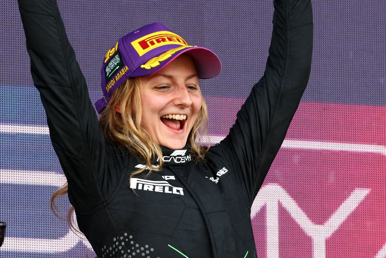 Pilota Doriane Pin comemora vitória do GP da Arábia Saudita da F1 Academy