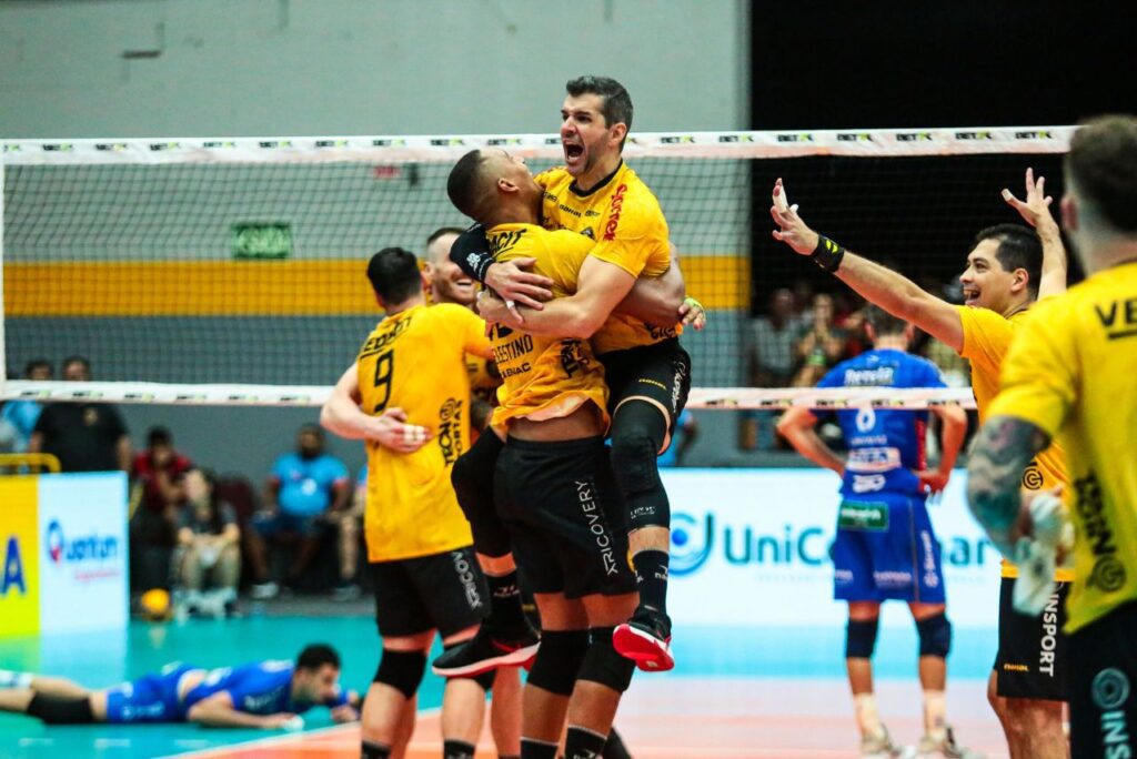 Sandro Carvalho comemora em jogo do Vedacit Guarulhos contra o Vôlei Renata na Copa Brasil de Vôlei