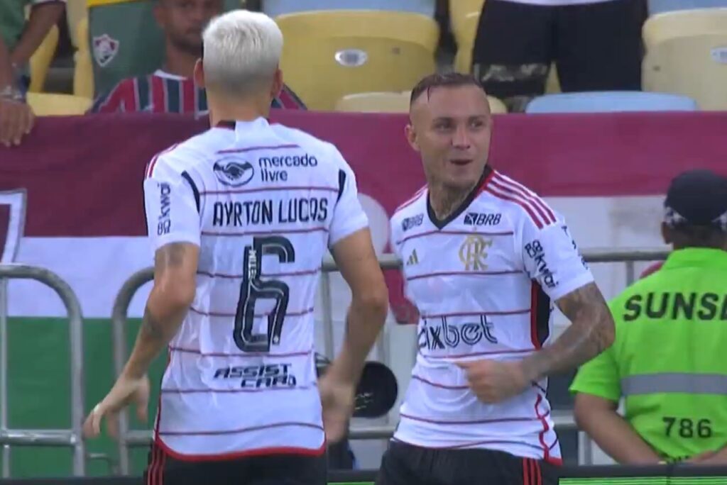 Atacante Everton Cebolinha comemora gol pelo Flamengo contra o Fluminense no Cariocão