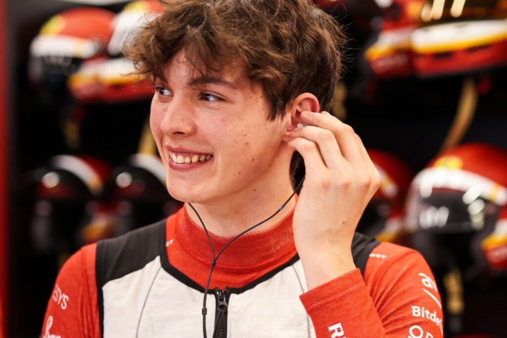 Piloto Oliver Bearman, da Ferrari, na Fórmula 1