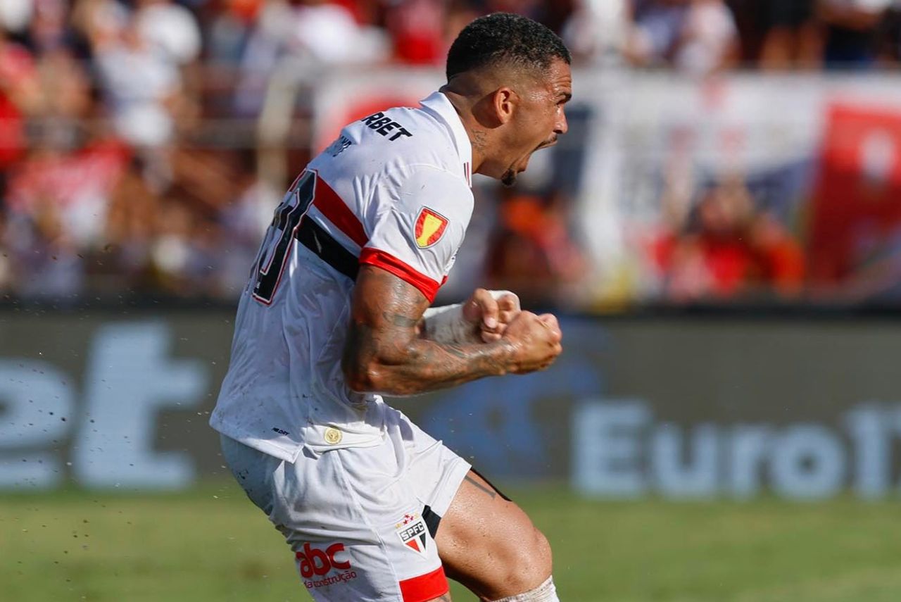 Atacante Luciano comemora gol pelo São Paulo no Paulistão 2024