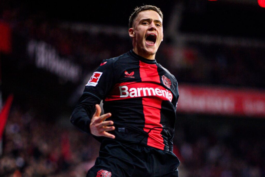 Florian Wirtz comemora gol pelo Bayer Leverkusen na Bundesliga 2023/24