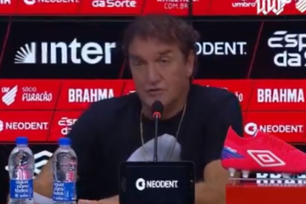 Treinador Cuca durante coletiva do Athletico-PR