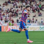 Lucero comemora gol de empate do Fortaleza