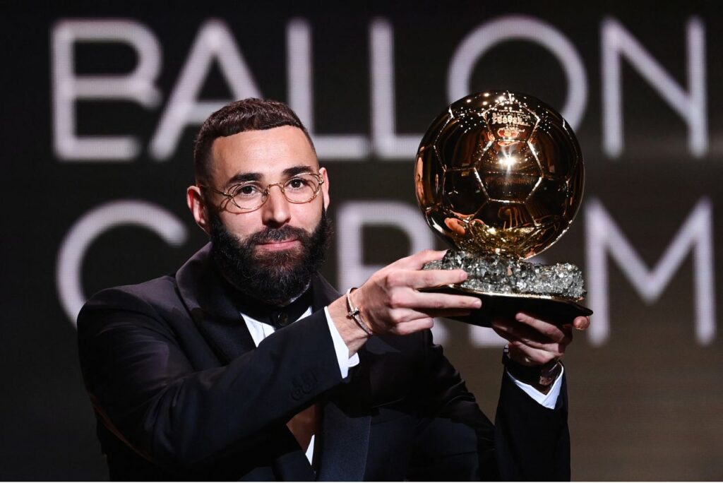 Jogador Benzema com a bola de ouro