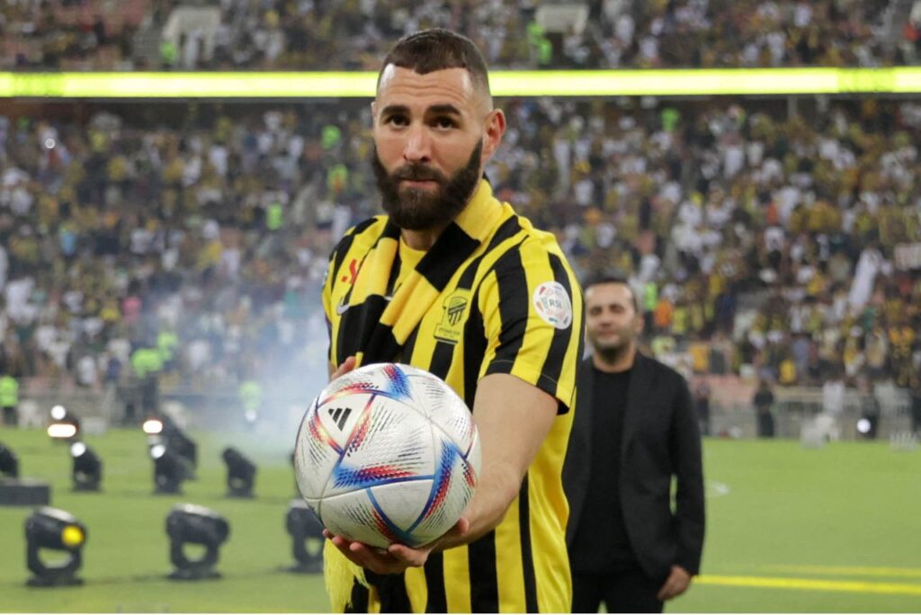 Benzema segurando uma bola