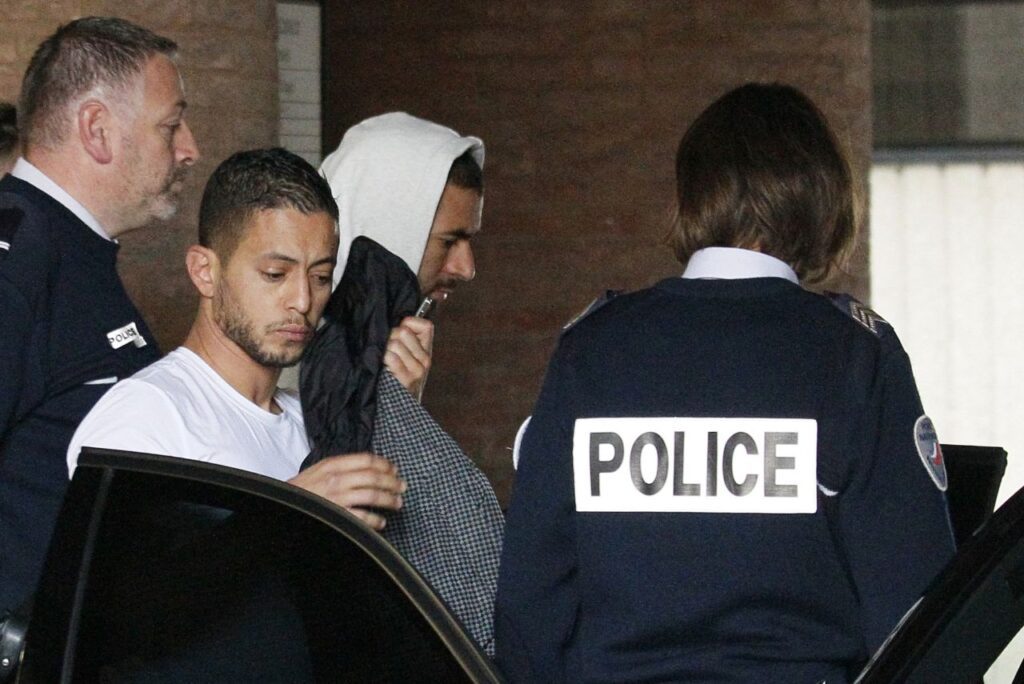 Benzema rodeado de policiais