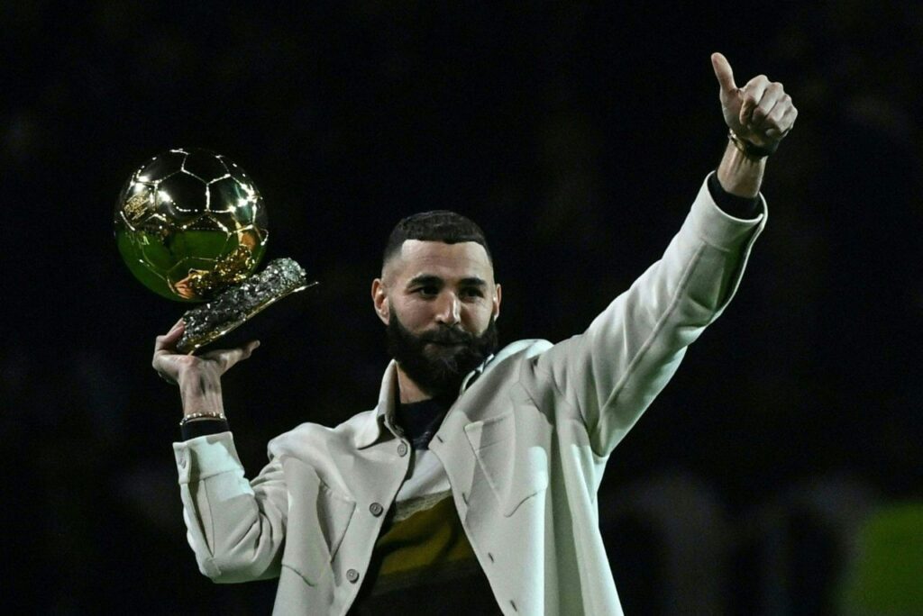 Benzema com a bola de ouro