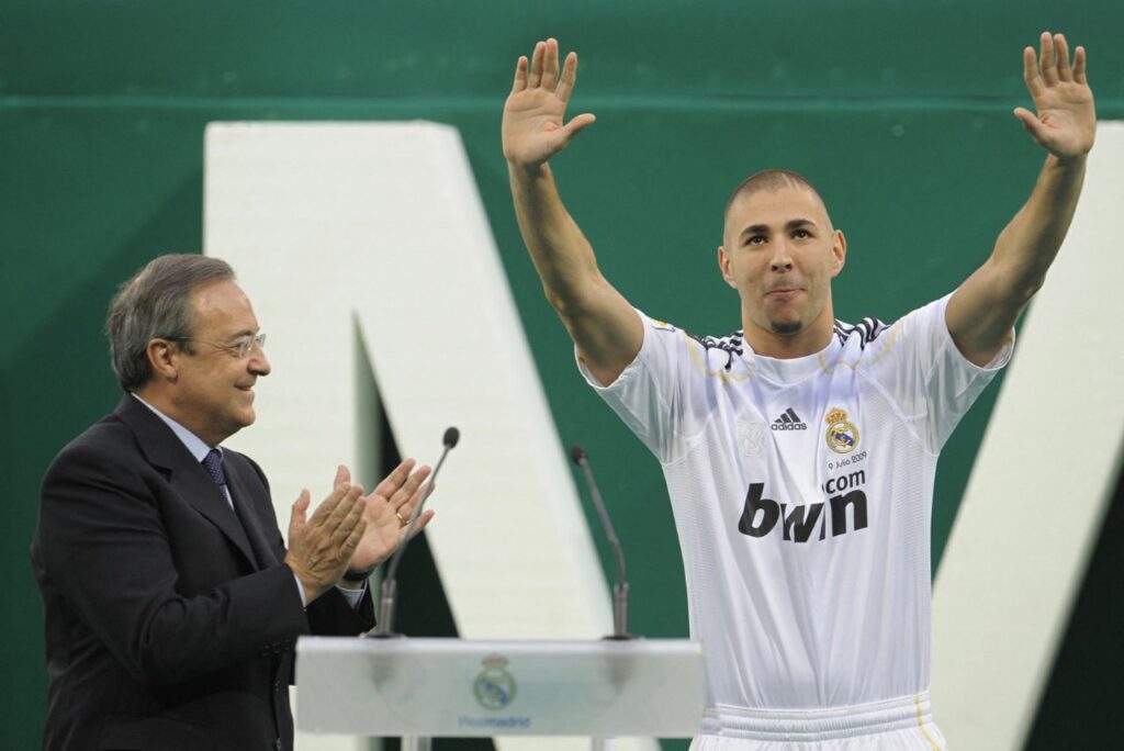 Benzema se apresentando no Real MAdrid