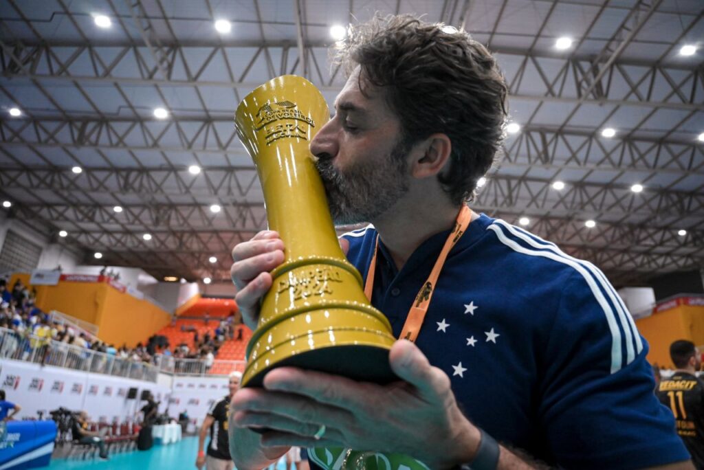 Treinador Filipe Ferraz, do Sada Cruzeiro, beijando taça da Copa Brasil de Vôlei Masculino