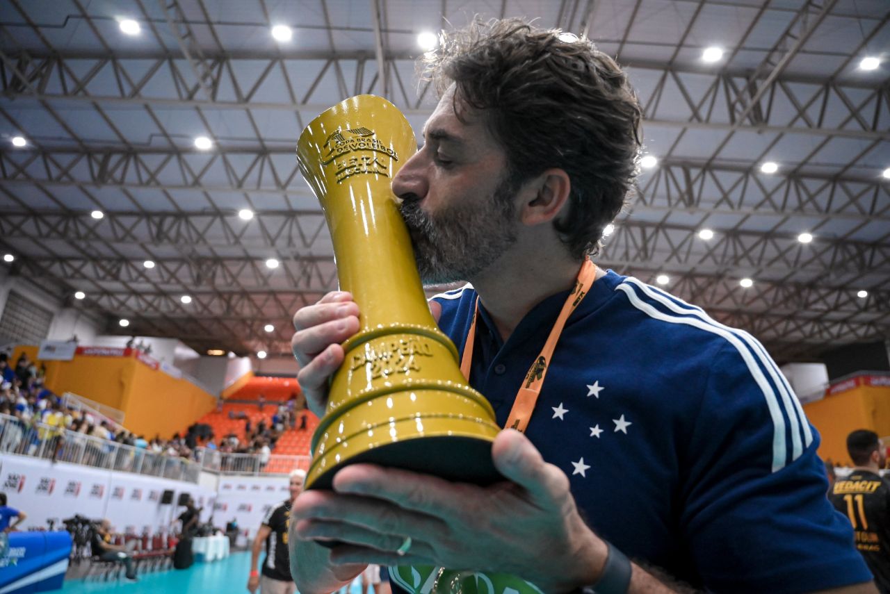 Treinador Filipe Ferraz, do Sada Cruzeiro, beijando taça da Copa Brasil de Vôlei Masculino
