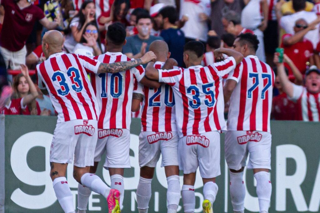 Jogadores do Náutico comemoram gol nos Aflitos