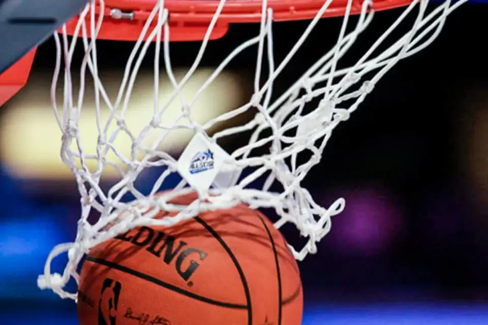 Cesta de basquete com bola de basquete