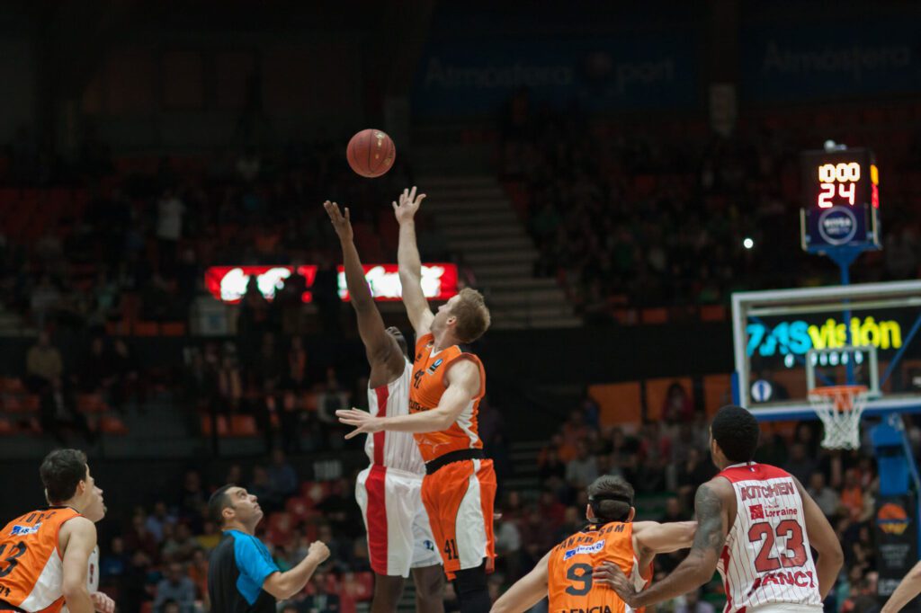 Pessoa jogando basquete