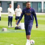 Mbappé em treino do PSG