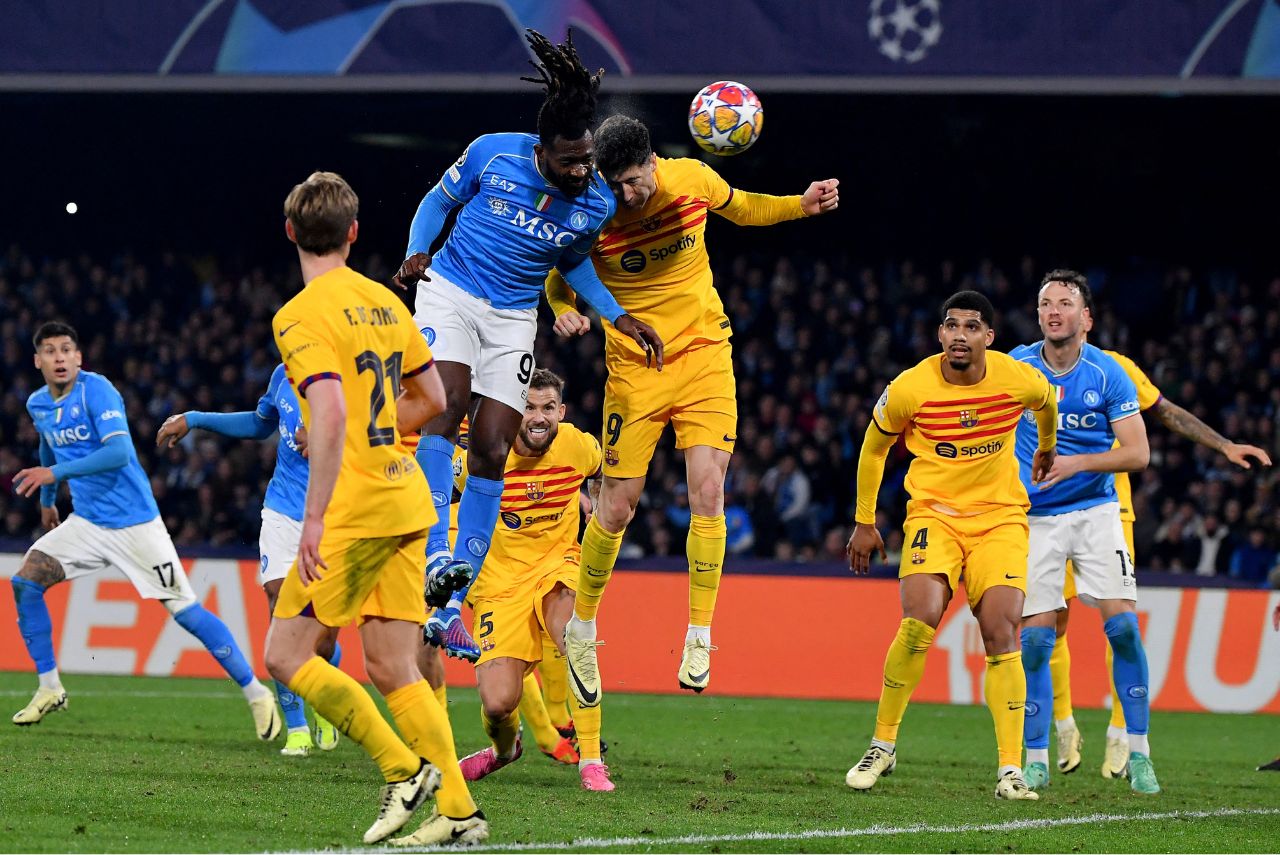 Barcelona e Napoli se enfrentam pelas oitavas da Liga dos Campeões (Foto: Tiziana Fabi//AFP)