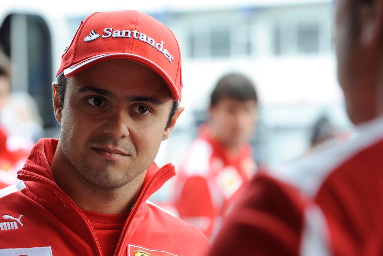 Piloto Felipe Massa com uniformes da Ferrari na Fórmula 1