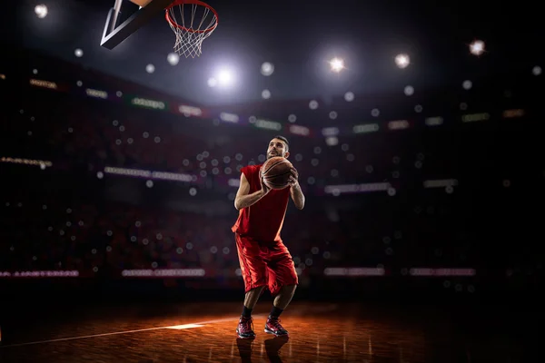 Pessoa segurando uma bola de basquete