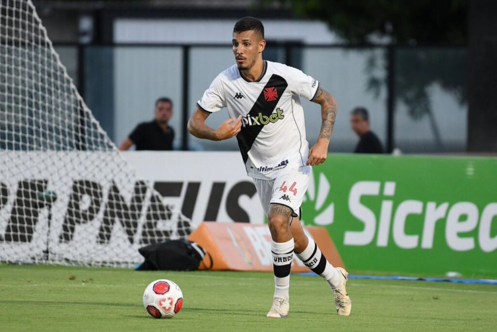 Zagueiro Zé Vitor em jogo do Vasco da Gama em 2022