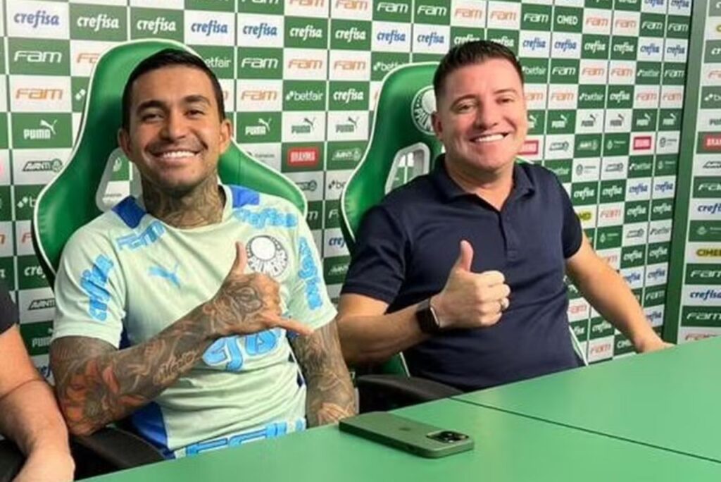 Dudu e o então assessor, Thiago Donda, na renovação de contrato com o Palmeiras (Foto: Acervo pessoal)
