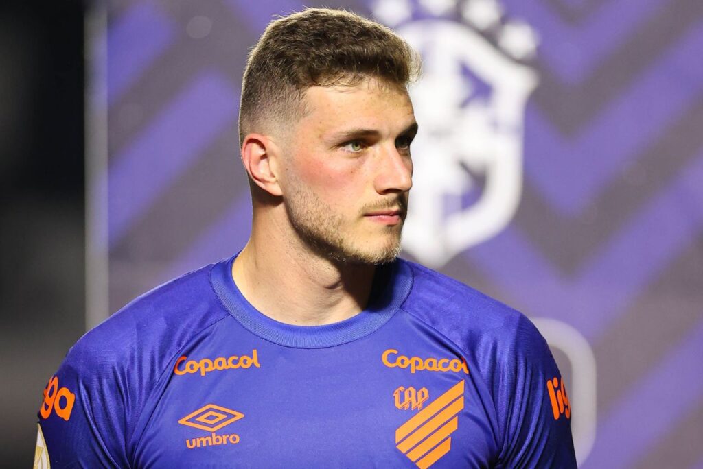 Goleiro Bento, do Athletico-PR, em 2023