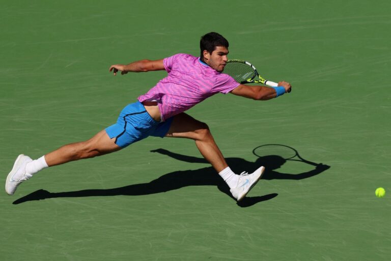 <p>Alcaraz durante partida em Indian Wells. Foto: Clive Brunskill / Getty Images North America / Getty Images via AFP</p>
