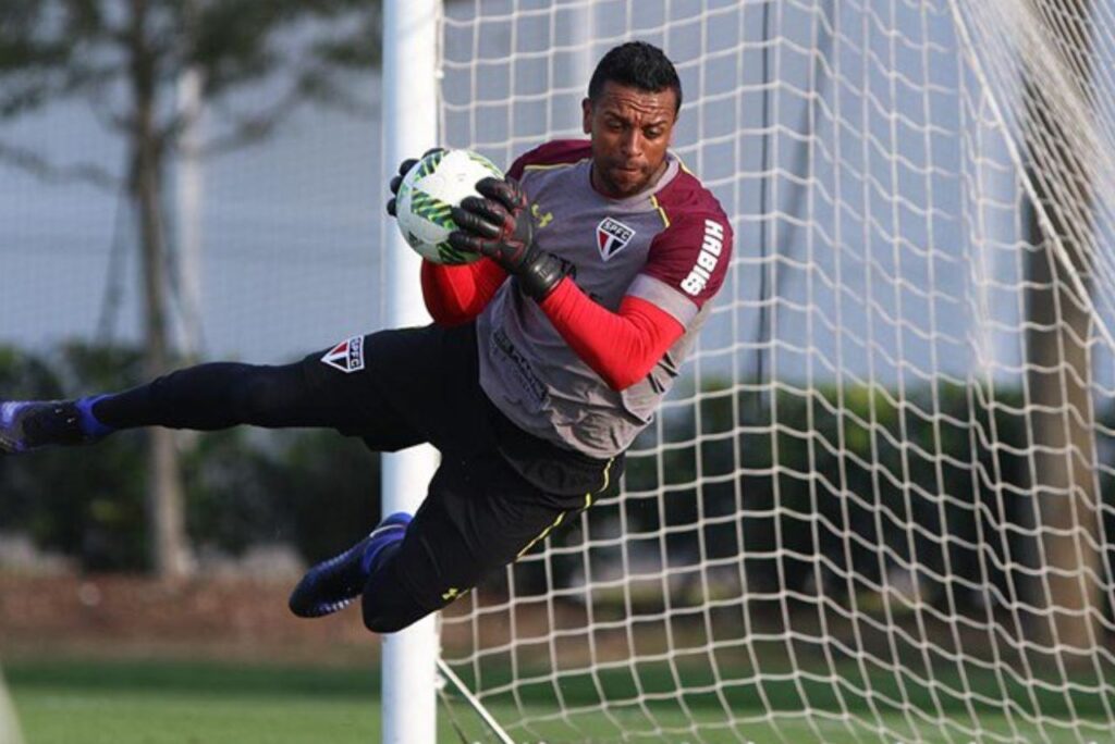 Novo goleiro do Paraná em treino do São Paulo