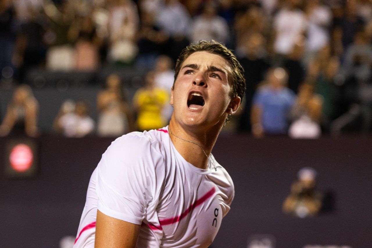 Tenista João Fonseca em jogo do Rio Open 2024