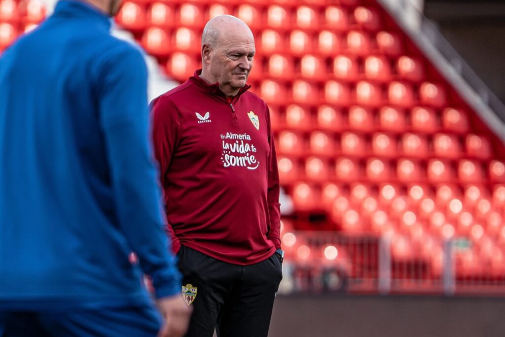 Treinador Pepe Mel comandando treino do Almería em 2024