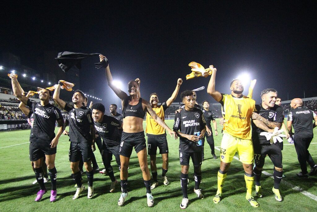Jogadores do Botafogo comemoram classificação