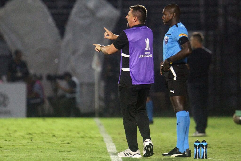Treinador durante empate do Botafogo