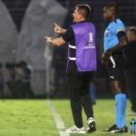 Treinador durante empate do Botafogo