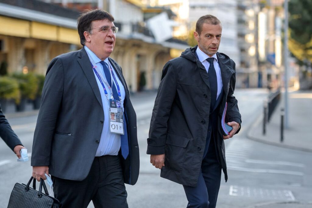 Theodore Theodoridis e Aleksander Ceferin, secretário-geral e presidente da UEFA, são contrários à Superliga Europeia (Foto: Fabrice Coffrini/AFP)