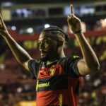 Futuro zagueiro do São Paulo comemora gol pelo Sport