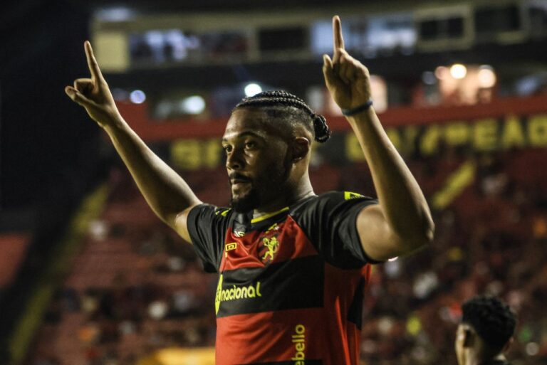 <p>Futuro zagueiro do São Paulo comemora gol pelo Sport. Foto: Rafael Bandeira/SCR</p>
