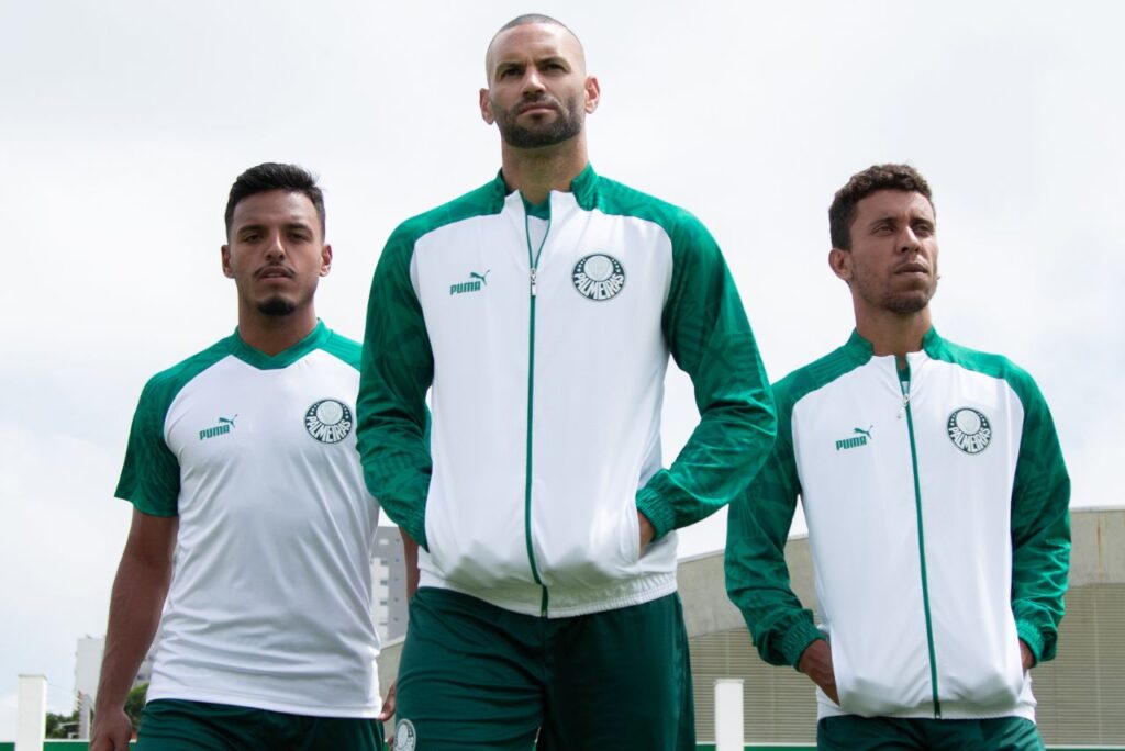 Gabriel Menino, Weverton e Marcos Rocha com agasalho em treino do Palmeiras em 2023