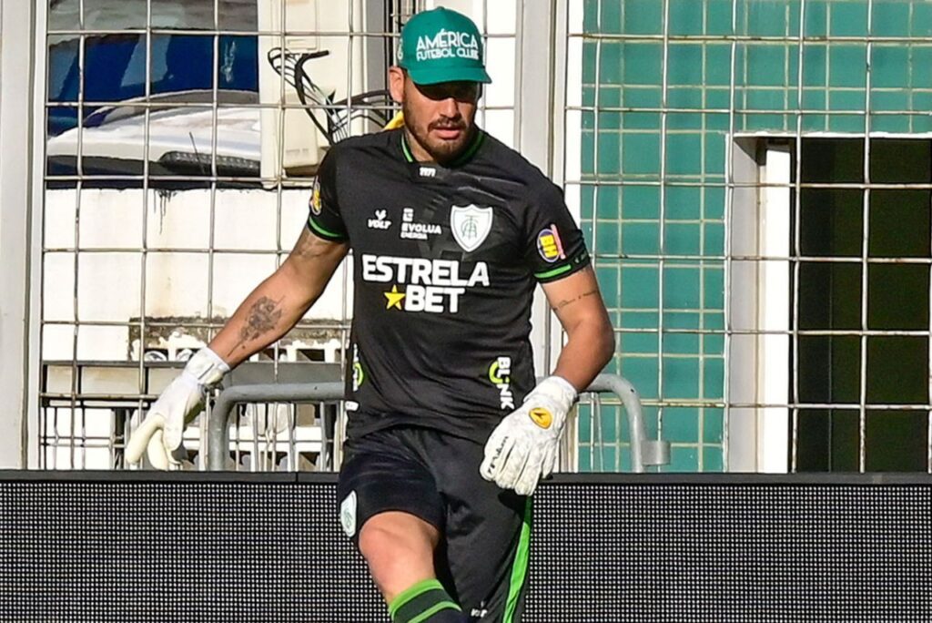Chapecoense: Goleiro Matheus Cavichioli em jogo do América-MG em 2023