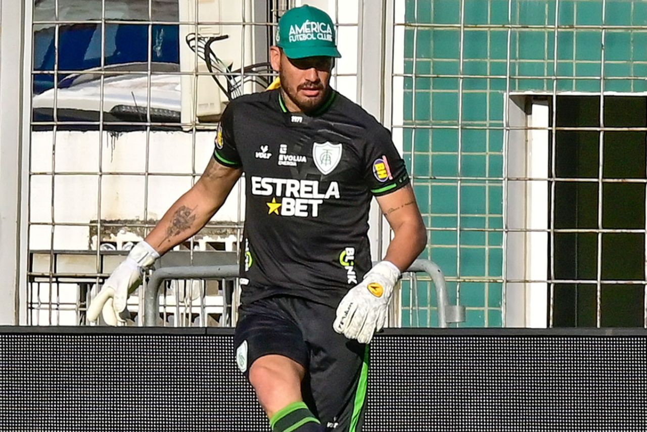 Chapecoense: Goleiro Matheus Cavichioli em jogo do América-MG em 2023