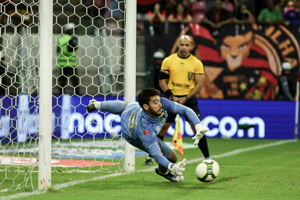 Caíque defendeu a cobrança que garantiu classificação do Sport. Foto: Paulo Paiva/SCR