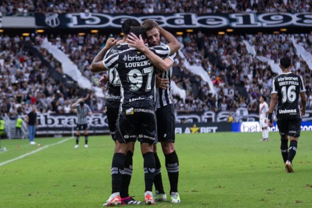 Jogadores do Ceará comemoram classificação