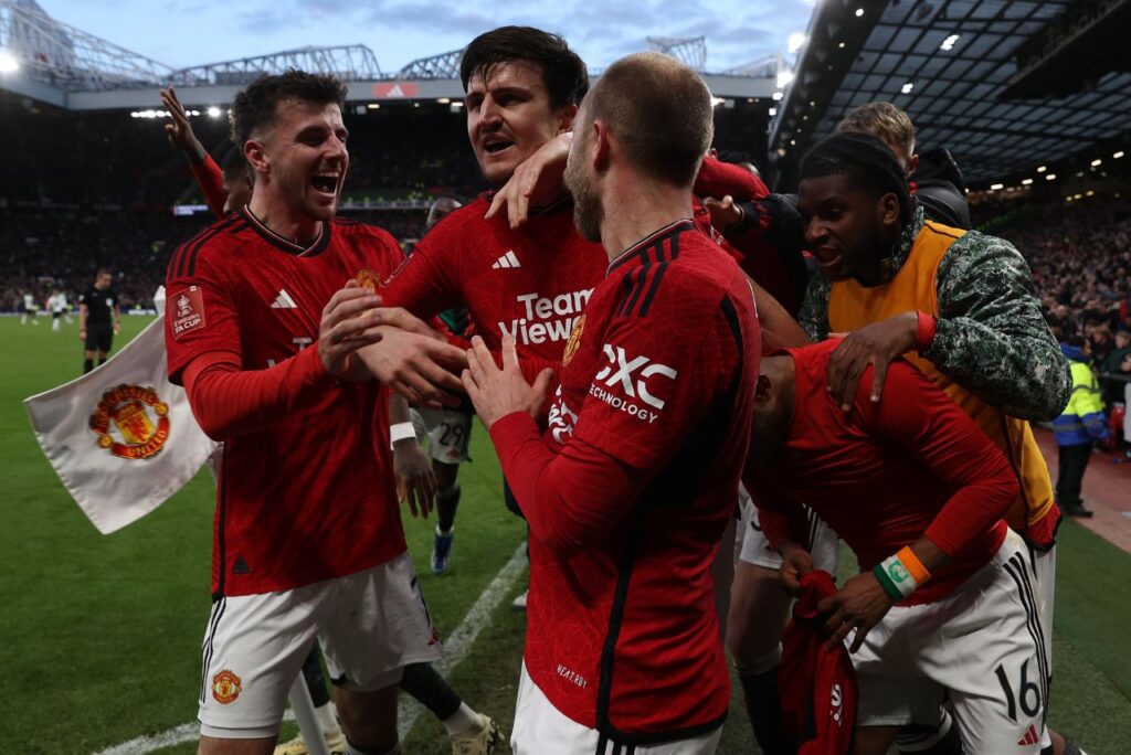 Jogadores do Manchester United comemoram gol de Diallo
