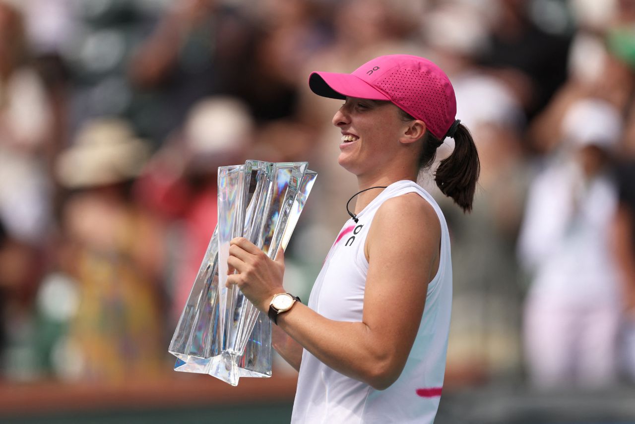 Swiatek com o troféu de Indian Wells