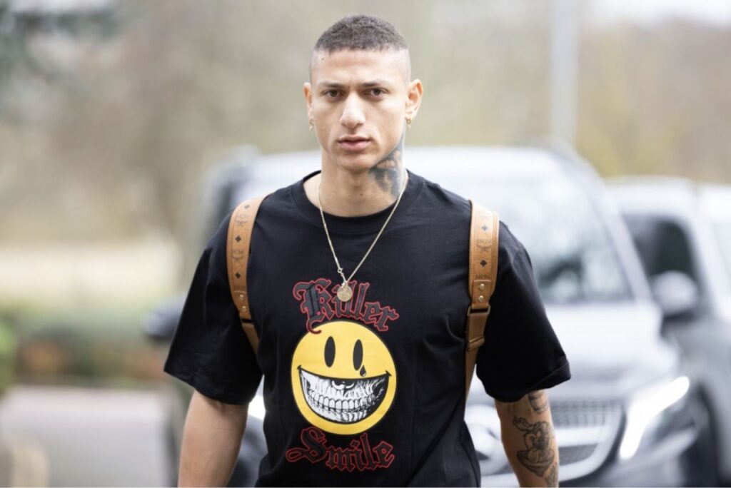 Richarlison em Londres na apresentação do Brasil