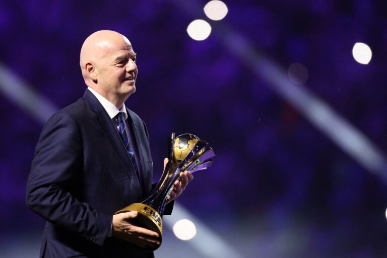 <p>Gianni Infantino, presidente da FIFA, com o troféu do Mundial de Clubes 2023 (Foto: Giuseppe Cacace/AFP)</p>