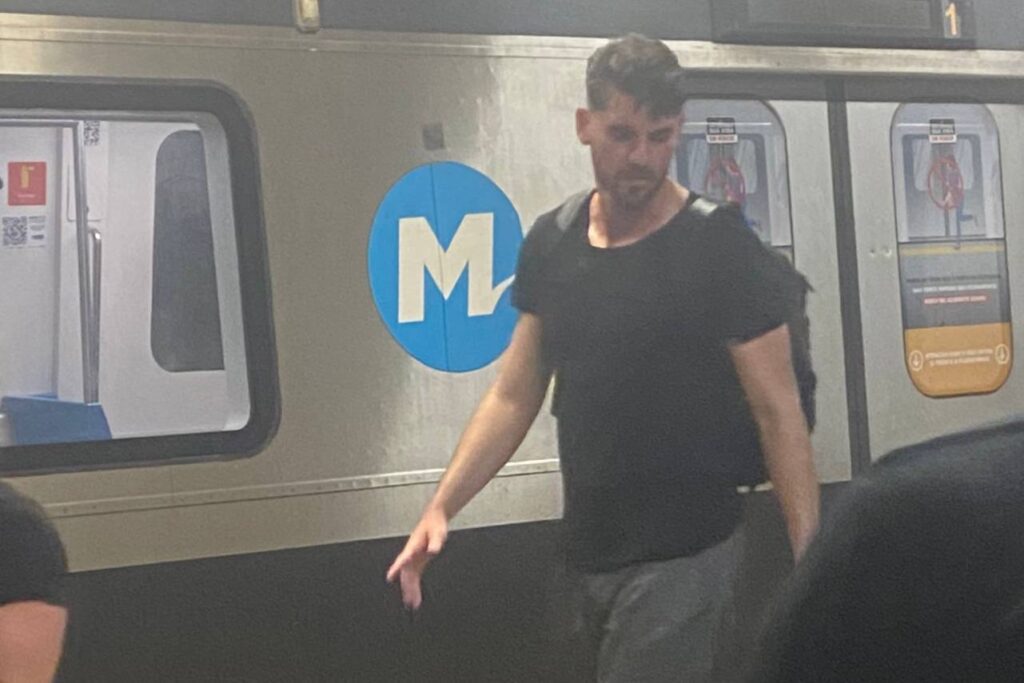 Fabrício no metrô após conquistar uma vaga na final do Campeonato Carioca. Foto: Reporodução/X